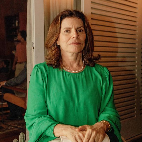 Debora Bloch vive a mãe do personagem Teo (Jaffar Bambirra), uma cadeirante que não percebe as maldades do filho