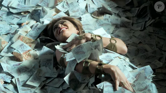 Para quem tenta parecer rico, o luxo vira personalidade. As marcas falam antes da pessoa. Carro, relógio, bolsa, fotos de viagem… tudo funciona como um atalho para comunicar valor pessoal