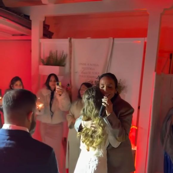 Ivete Sangalo cantou para o casal durante a festa de casamento