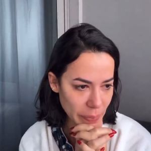 Fora de 'A Fazenda 16', Larissa Tomásia chorou ao fazer desabafo em sua conta de web; influencer criticou ter sido exposta por Lucas Selfie por pedido para ter conversa com Sacha Bali