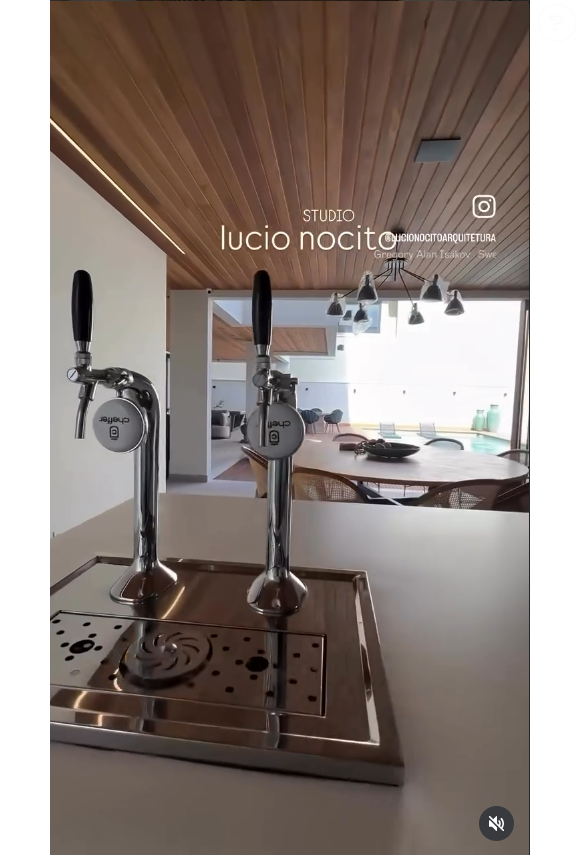 Assinado pelo Studio Lucio Nocito, o imóvel impressiona pela integração entre áreas internas e externas, com sala ampla, pé-direito alto e iluminação natural abundante.