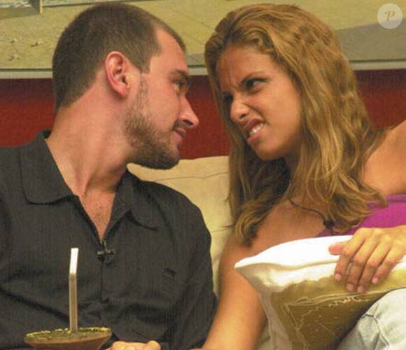 No BBB 2, o enredo se repetiu com Manuela e Thyrso, protagonistas de uma relação intensa desde o início da temporada. A eliminação de Thyrso, também no nono Paredão, deixou Manuela profundamente abalada e marcou uma das primeiras grandes separações emocionais do reality