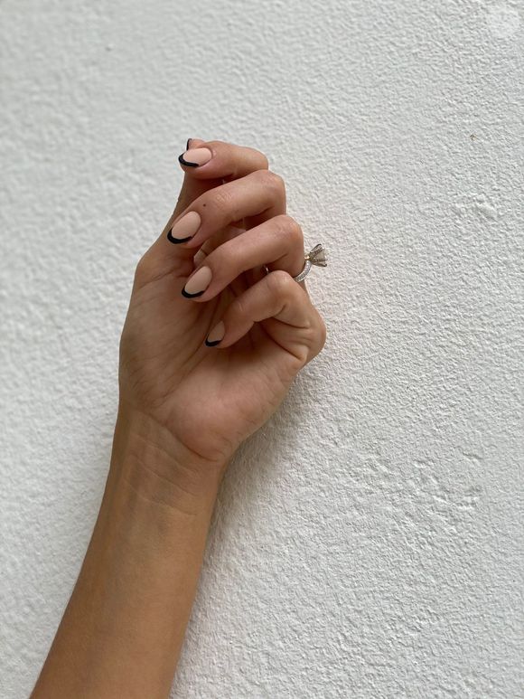 Aqui vai outra inspiração de unhas minimalistas para arrasar no escritório e no happy hour