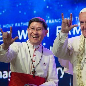 O Papa Francisco e o acerbispo de Manila, Luis Antonio Tagle, cumprimentam público com gesto popular