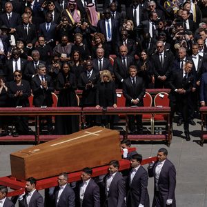 "Um terno azul? Donald Trump não conseguiu nem ser respeitoso e usar um terno preto no funeral do Papa Francisco como os demais líderes mundiais. Ele sempre precisa se destacar e tentar ser o centro das atenções", disparou uma internauta em um post viral no X