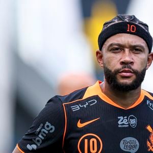 Aos 32 anos, Memphis Depay estreou pelo Corinthians em 2024 e já soma passagens por grandes clubes internacionais, como Manchester United, Barcelona e Atlético de Madrid.