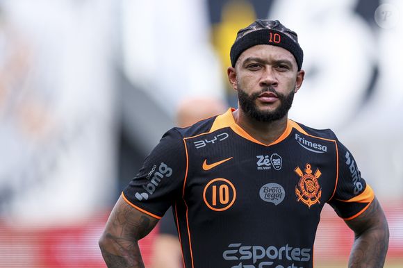 Aos 32 anos, Memphis Depay estreou pelo Corinthians em 2024 e já soma passagens por grandes clubes internacionais, como Manchester United, Barcelona e Atlético de Madrid.