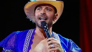 'Não existe demônio em nossa religião': Diogo Nogueira revela ataques por ser do candomblé e admite medo inicial de viver sua fé