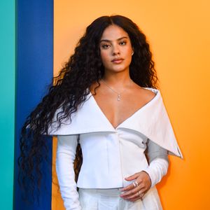 O visual monocromático trouxe uma leitura contemporânea da clássica combinação em branco, reforçando o poder do minimalismo nas produções de red carpet.