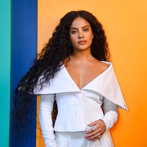 O visual monocromático trouxe uma leitura contemporânea da clássica combinação em branco, reforçando o poder do minimalismo nas produções de red carpet.