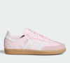 O clássico Adidas Samba ganha uma versão romântica com flores bordadas no cabedal, combinando referências esportivas e detalhes delicados. Segundo a descrição disponível no site oficial da Adidas Brasil, o modelo preserva características tradicionais, como a biqueira em T e o solado de borracha. O preço informado é de R$ 799,99
