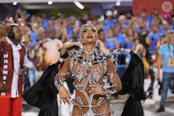 Carnaval do RJ: Andressa Marinho, da Unidos de Padre Miguel, surgiu com fantasia dourada extravagante