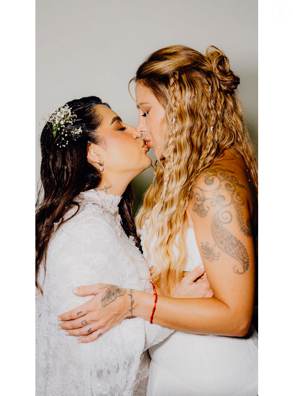 Lauana Prado também compartilhou uma foto aos beijos com Tati Dias. Belíssimas!