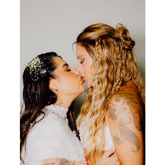 Lauana Prado também compartilhou uma foto aos beijos com Tati Dias. Belíssimas!
