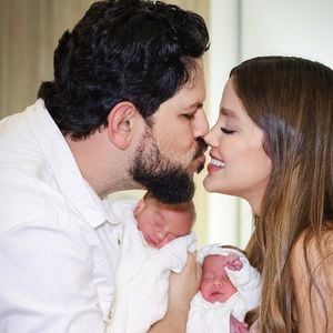 Sorocaba e Biah Rodrigues tomaram um susto com a queda de Zion na piscina