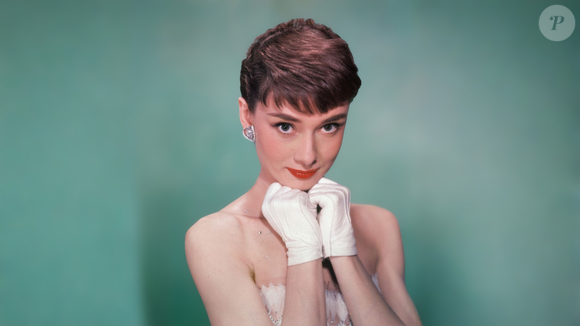 Audrey Hepburn usou, em 1951, um pixie micro-bang com nuca batida, contornos suaves e franja bem curta, criando uma versão delicada do corte nos anos 1950