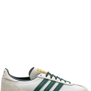 Nas cores branco e verde, o Adidas SL72 OG combina recortes em camurça, acabamento retrô e as tradicionais três listras da Adidas, características que transformaram o modelo em um dos destaques do visual da cantora