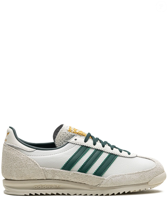 Nas cores branco e verde, o Adidas SL72 OG combina recortes em camurça, acabamento retrô e as tradicionais três listras da Adidas, características que transformaram o modelo em um dos destaques do visual da cantora