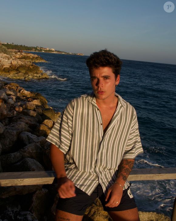 João Lucas fez uma harmonização facial que o ajudou a definir bastante o seu maxilar