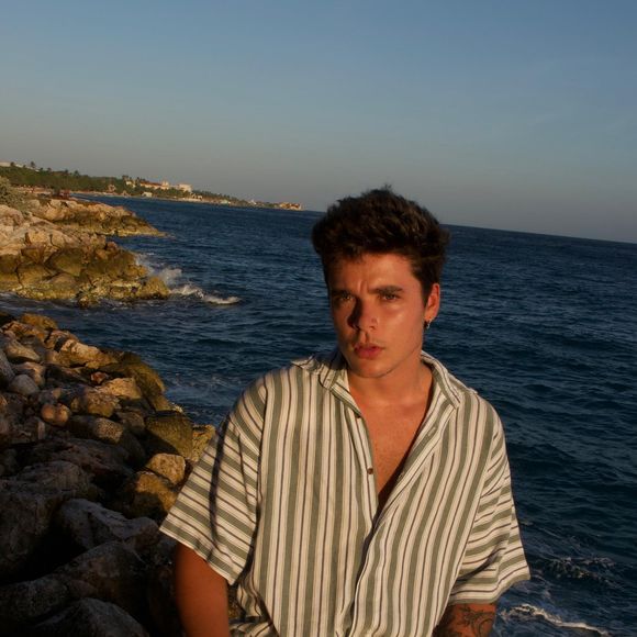 João Lucas fez uma harmonização facial que o ajudou a definir bastante o seu maxilar