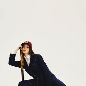 Protagonista de campanha da marca Flor de Lis, atriz reforça conexão com moda prática e cheia de identidade