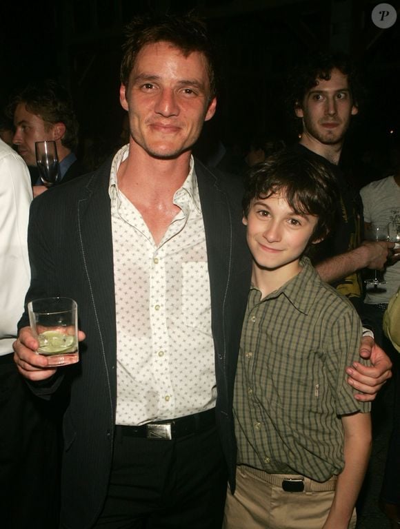 Camisa aberta, drink na mão… um charme casual de Pedro Pascal.