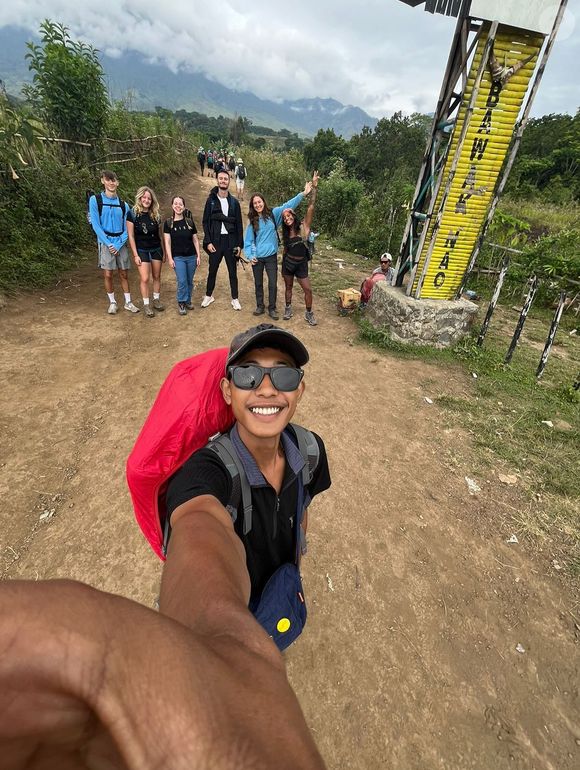 Acompanhada por um guia e outros turistas, Juliana Marins andou por 6 horas em uma trilha