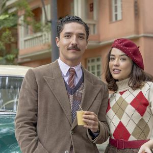 Ronaldo (Joao Vitor Silva) e Flora (Bella Piero) na novela Garota do Momento