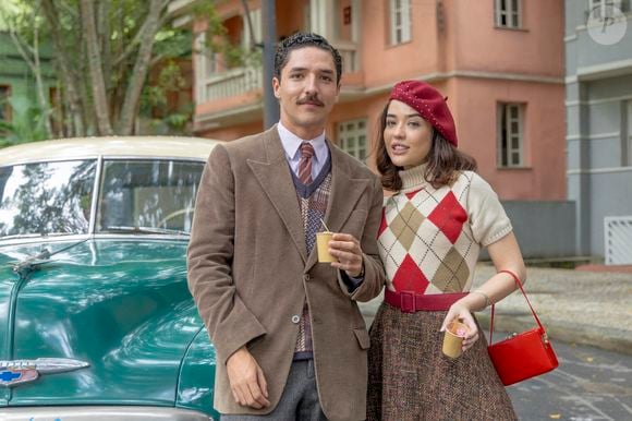 Ronaldo (Joao Vitor Silva) e Flora (Bella Piero) na novela Garota do Momento