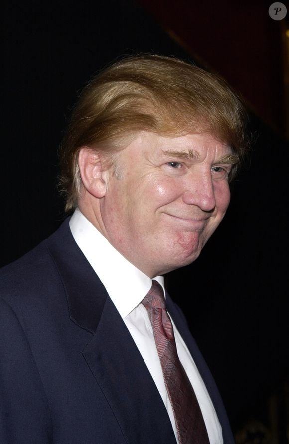 2002: Donald Trump comparece à première do filme 'Cálculo Mortal'