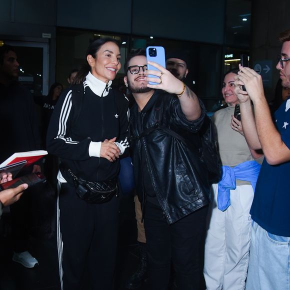 Ivete Sangalo foi recebida por uma multidão de fãs e, simpática como de costume, atendeu a todos pacientemente