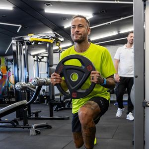 Neymar volta aos treinos após 37 dias fora, mas críticas continuam em alta.