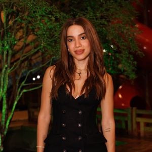 Anita surge com novo rosto e web reage