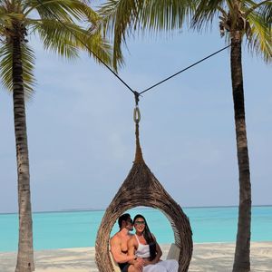 Gracyanne Barbosa movimenta a web ao postar fotos aos beijos com o namorado e relembrar o momento em que 'esqueceu tudo ao redor' no primeiro contato entre os dois