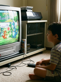 Os novos tênis da Converse na cor 'Historinha de Dragões' são confortáveis, estilosos e resgatam a infância dos anos 90 e 2000 com um visual aprimorado, diferente do All Star