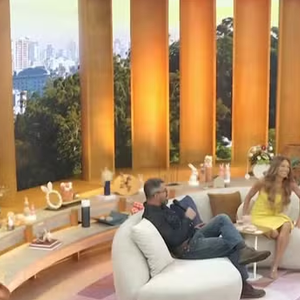 No Encontro com Patrícia Poeta de 1 de abril, Juliano Cazarré recebeu homenagem de Marcos Caruso