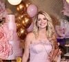 A apresentadora Karina Bacchi apostou em um vestido longo rosa-quartzo, com babados de tule e acessórios delicados, para sua festa de 50 anos