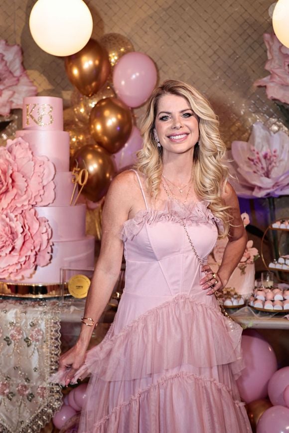 A apresentadora Karina Bacchi apostou em um vestido longo rosa-quartzo, com babados de tule e acessórios delicados, para sua festa de 50 anos