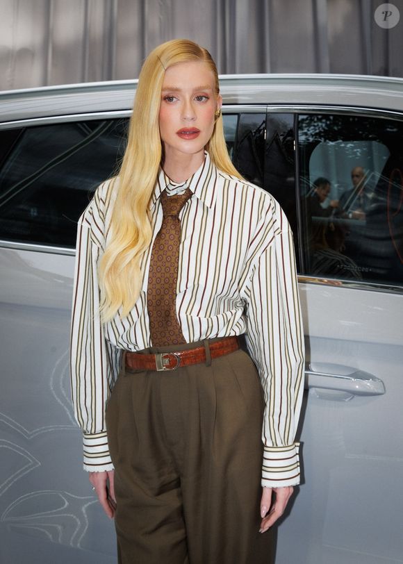 Marina Ruy Barbosa completou o visual com detalhes em marrom, cor marcante desta temporada outono e inverno: gravata, cinto e calçado.