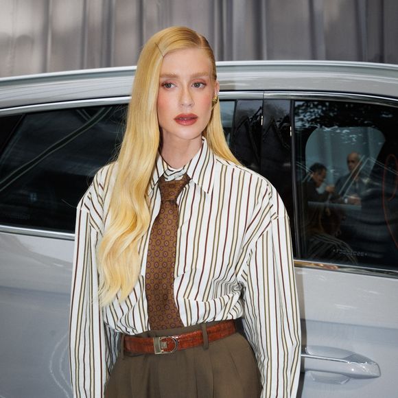Marina Ruy Barbosa completou o visual com detalhes em marrom, cor marcante desta temporada outono e inverno: gravata, cinto e calçado.