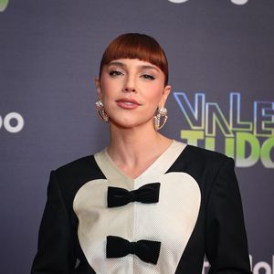 E não foi só o look grifado que chamou a atenção: o corte de cabelo icônico da personagem, com franja reta estilo anos 80, também fez sua estreia oficial.