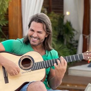 Eduardo Costa já teve os cabelos compridos.