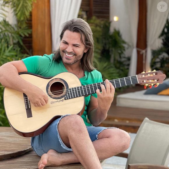 Eduardo Costa já teve os cabelos compridos.