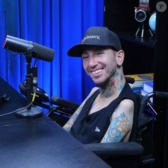 Gabriel Brito, comediante e ator de conteúdo adulto, é o mais novo famoso a se render à harmonização íntima