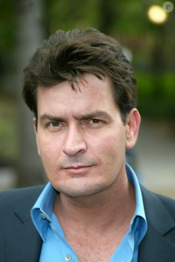 Entre memórias afetivas e acusações pesadas, a imagem de Charlie Sheen segue marcada por controvérsias