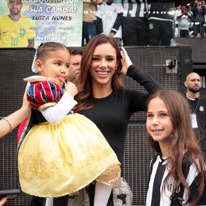 Mavie e Mel, filhas de Neymar e Bruna Biancardi, chamaram atenção em jogo do Santos com looks personalizados durante entrada em campo na Neo Química Arena