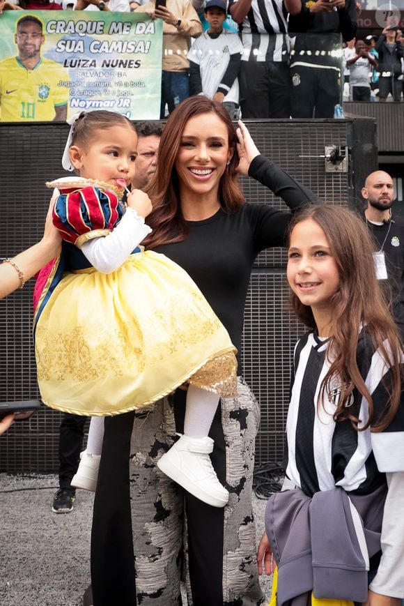 Mavie e Mel, filhas de Neymar e Bruna Biancardi, chamaram atenção em jogo do Santos com looks personalizados durante entrada em campo na Neo Química Arena