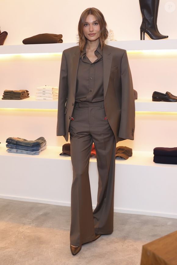 O toque monocromático, característica forte da Mondepars, também reforça uma estética minimalista muito presente no novo officecore. E por que ele vai perfeitamente para um jantar sofisticado.