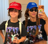 Zyan, o caçula, se diverte em foto com a mãe