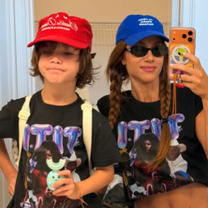 Zyan, o caçula, se diverte em foto com a mãe